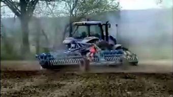 国产拖拉机爆炸视频真实,惊心动魄！国产拖拉机爆炸现场触目惊心