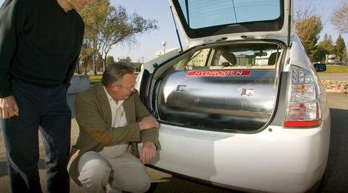 国产电车弯道翻车视频